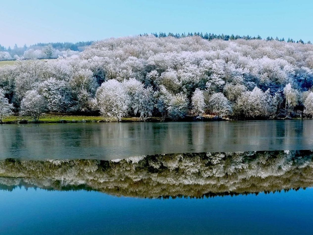 Rio congelado dentro de um vale montanhoso estreito