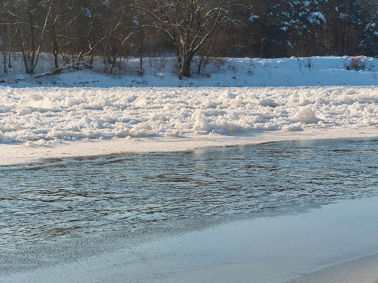 Superfície de gelo espesso em lago de montanha ao amanhecer